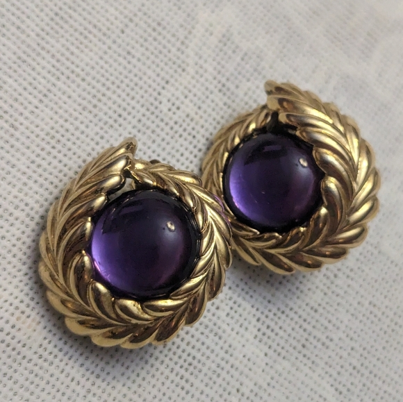Trifari Gold Laurel Leaf Purple Cabochon Moghul Clip earrings - Picture 3 of 11